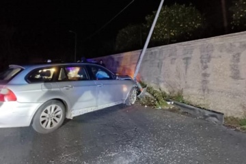 Automobile contro un palo dell’illuminazione sulla statale 124