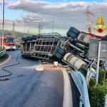 Tir si ribalta in autostrada, illeso il conducente