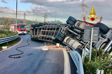 Tir si ribalta in autostrada, illeso il conducente