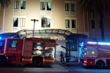 In fiamme un ex hotel ad Acireale