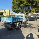 Scontro con un camion, lievi lesioni per un motociclista