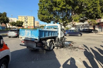 Scontro con un camion, lievi lesioni per un motociclista