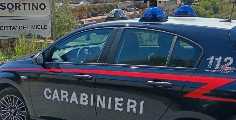 Sortino, nascondeva sotto il divano 80 grammi di hashish: denunciato 19enne