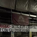 Striscione a Torino contro struttura, accoglienti e ospitali solo con gli omosessuali