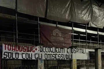 Striscione a Torino contro struttura, accoglienti e ospitali solo con gli omosessuali