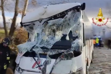 Toscana – Albero caduto su uno scuolabus nel fiorentino, a Rignano sull’Arno (Video)