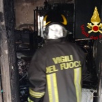 Incendio in un’abitazione a Riposto: donna salvata dall’intervento dei vicini