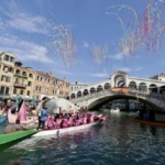 Carnevale di Venezia 2025: aperto il corteo acqueo della festa veneziana