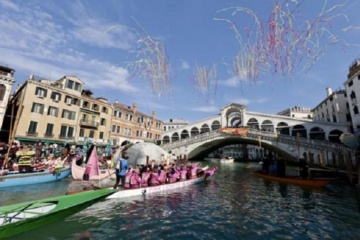 Carnevale di Venezia 2025: aperto il corteo acqueo della festa veneziana