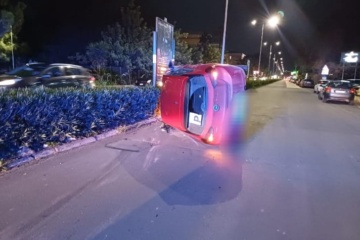 Auto si ribalta in viale Scala Greca dopo uno scontro: due feriti