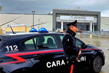 Siracusa, ruba 10 bottiglie di champagne. 18enne arrestato