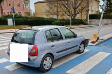 Siracusa, auto contro il cordolo della pista ciclabile