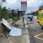 Un’automobile distrugge la pensilina della fermata bus