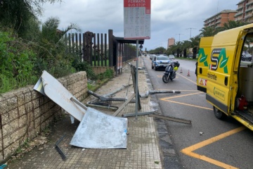 Siracusa – Un’automobile distrugge la pensilina della fermata bus