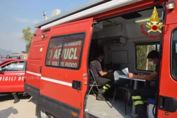 Palermo, a fuoco due auto: 15 intossicati per il fumo, tra questi una neonata