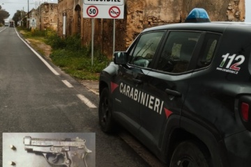 Cassibile, aggirava per strada impugnando una pistola; arrestato 37enne