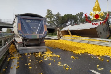 Camion perde il carico di agrumi in autostrada