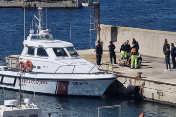 Marittimo soccorso su una nave dai militari della Capitaneria di Augusta