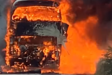 Autobus a fuoco sulla Maremonti: illesi conducente e passeggeri (VIDEO)