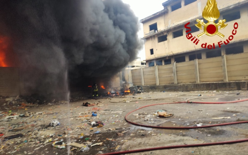 Catania – Incendio all’ex Italcementi, coltre di fumo visibile da diverse parti della città  (Video e Foto)