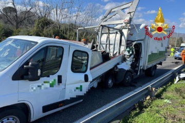 Incidente sulla A18, ragazzo estratto dalla lamiere