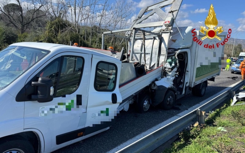 Incidente sulla A18, ragazzo estratto dalla lamiere