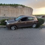 Auto finisce fuori strada a Scala Greca