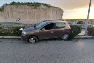 Auto finisce fuori strada a Scala Greca