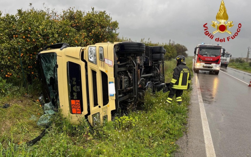 Autocisterna si ribalta sulla SS192: intervengono i Vigili del Fuoco