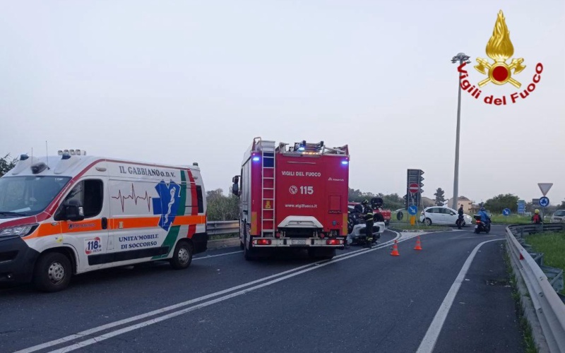 Acireale: auto si ribalta con due persone a bordo