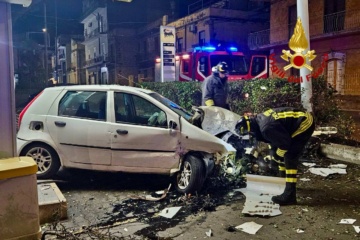 Adrano – Incidente stradale, coinvolti 5 giovani (Foto)