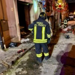 Vasto incendio in un deposito a Grammichele, evacuate alcune famiglie (Foto)