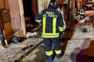 Vasto incendio in un deposito a Grammichele, evacuate alcune famiglie (Foto)